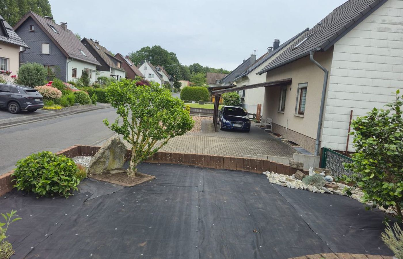 Vorgarten vor der Neugestaltung – Fläche vorbereitet und mit Vlies abgedeckt