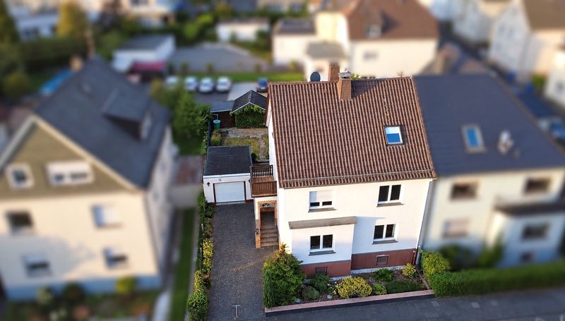 Luftaufnahme des Wohnhauses von der Straßenseite
