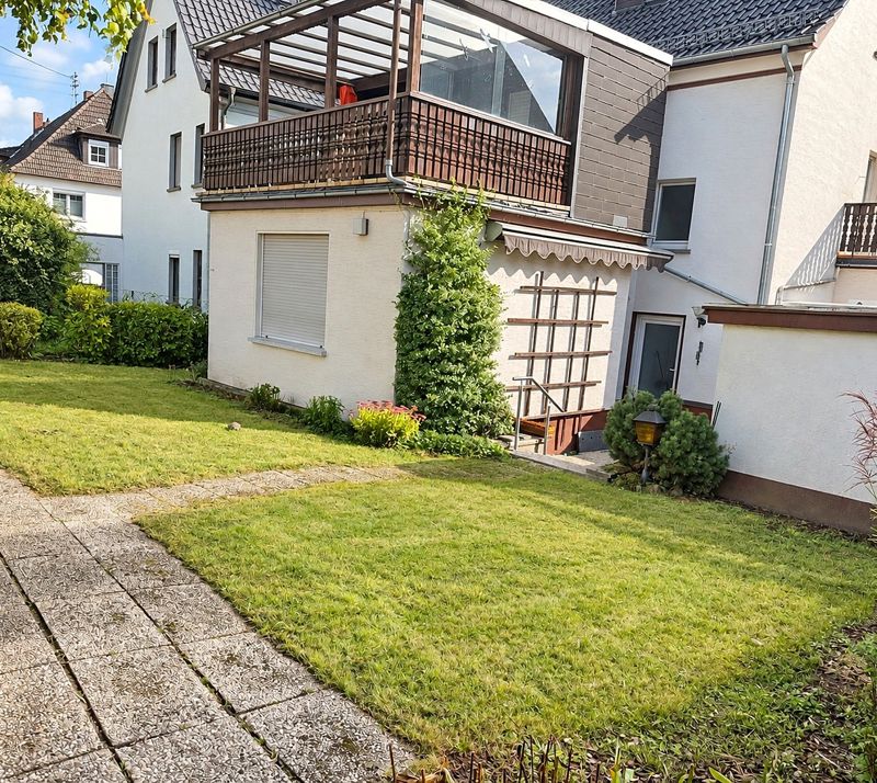Garten mit Blick auf den Anbau des Wohnhauses