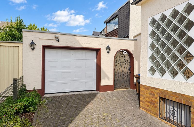 Garage und befestigte Zufahrt