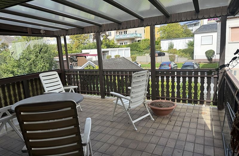Großzügige überdachte Terrasse im Obergeschoss