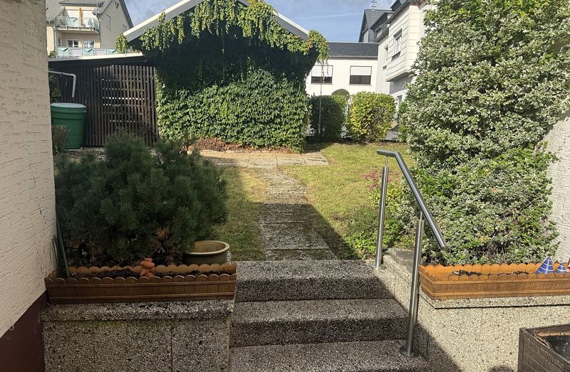 Gartenweg und Grünflächen