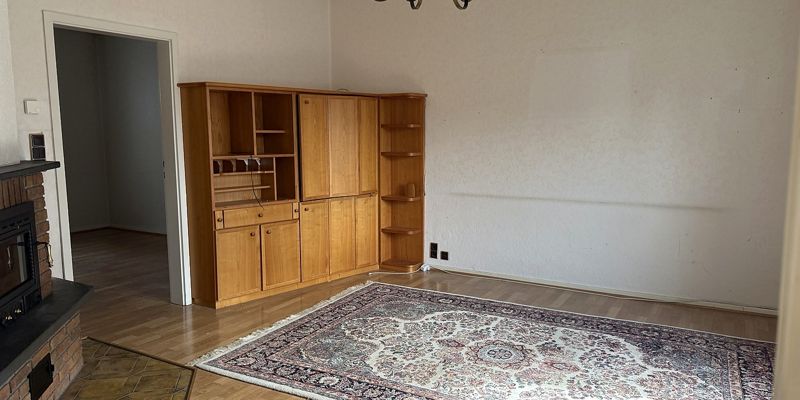 Derzeitiger Zustand des Wohnzimmers im Erdgeschoss