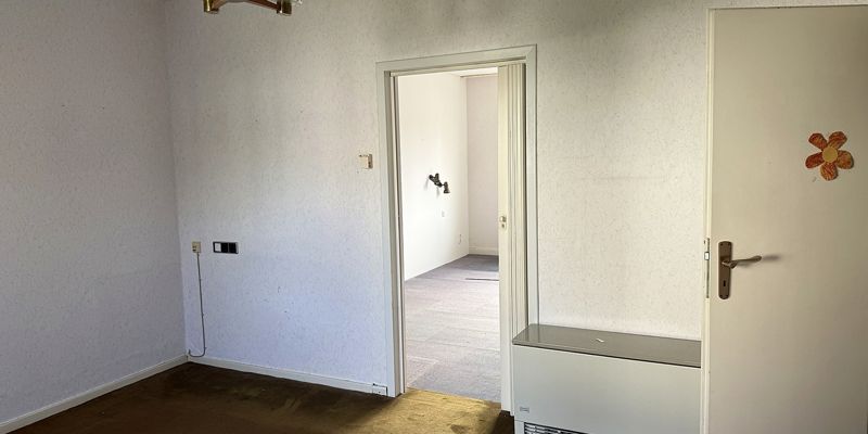 Derzeitiger Zustand eines Zimmers im Obergeschoss