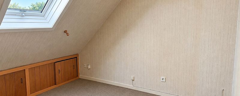 Zimmer im ausgebauten Dachgeschoss mit Dachschräge