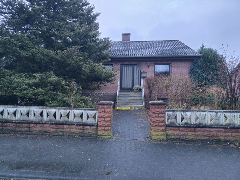 Außenansicht des verkauften Bungalows in Weyerbusch