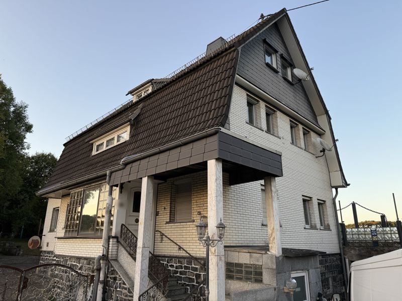 Außenansicht des verkauften Einfamilienhauses in Helmenzen